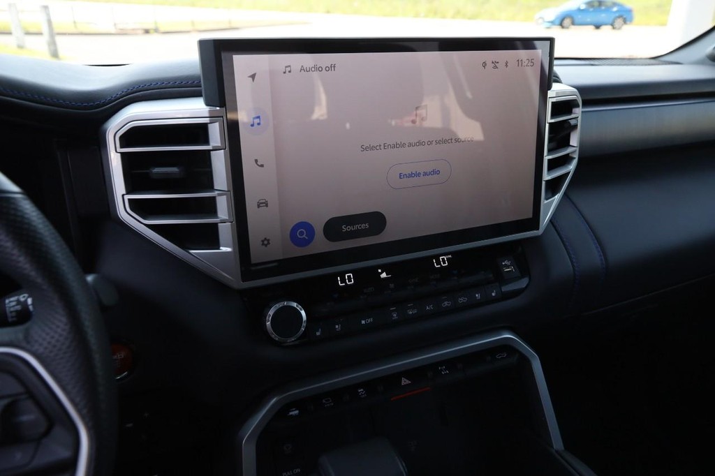 Toyota Tundra 4WD Vehicle Full-screen Gallery Image 15