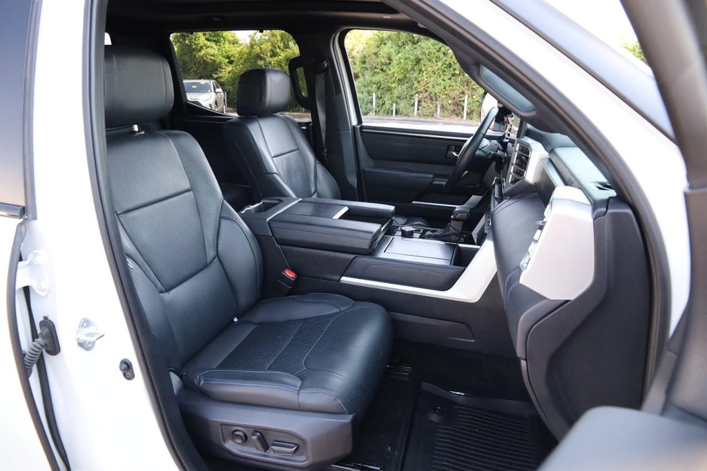 Toyota Tundra 4WD Vehicle Full-screen Gallery Image 27