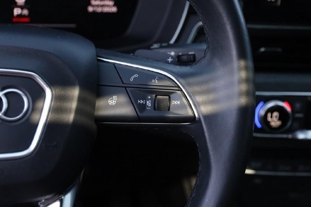 Audi A4 Sedan Vehicle Full-screen Gallery Image 13