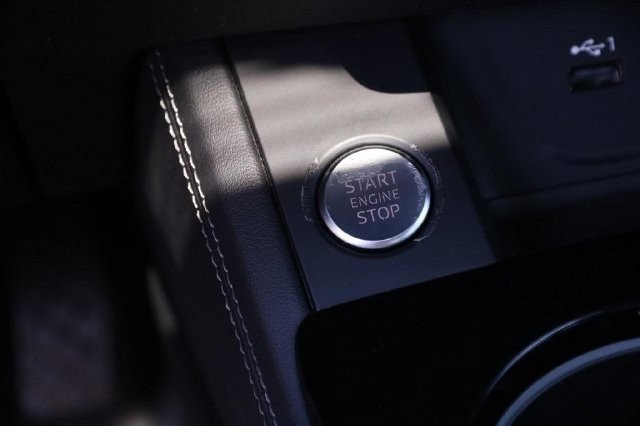 Audi A4 Sedan Vehicle Full-screen Gallery Image 15