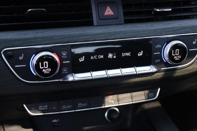 Audi A4 Sedan Vehicle Full-screen Gallery Image 19