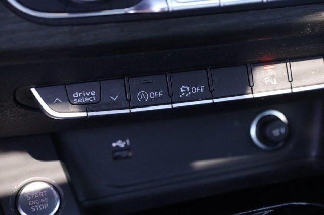 Audi A4 Sedan Vehicle Full-screen Gallery Image 20