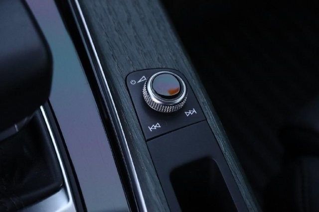 Audi A4 Sedan Vehicle Full-screen Gallery Image 21