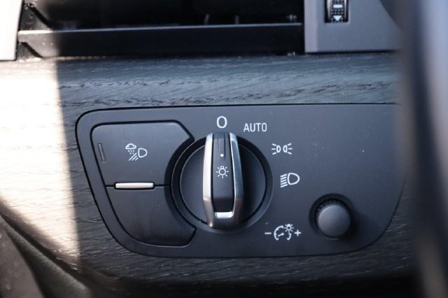 Audi A4 Sedan Vehicle Full-screen Gallery Image 22