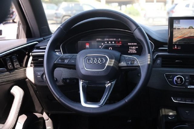 Audi A4 Sedan Vehicle Full-screen Gallery Image 25