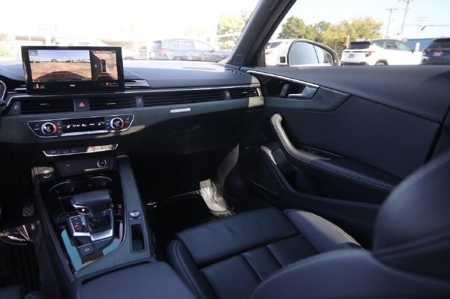 Audi A4 Sedan Vehicle Full-screen Gallery Image 27