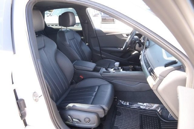 Audi A4 Sedan Vehicle Full-screen Gallery Image 28