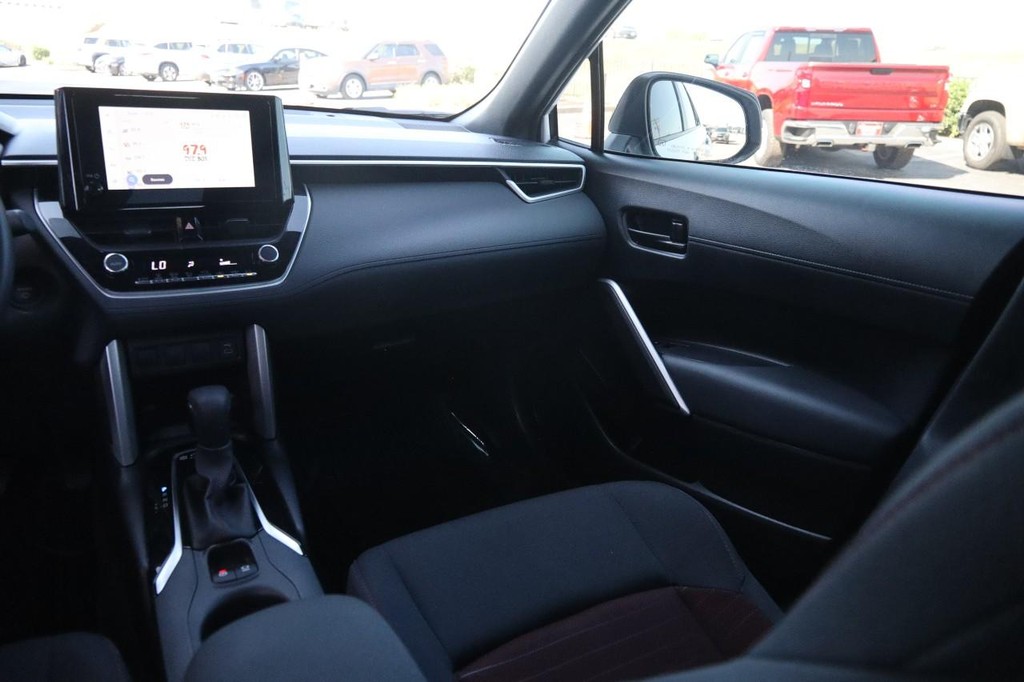 Toyota Corolla Cross Vehicle Full-screen Gallery Image 24