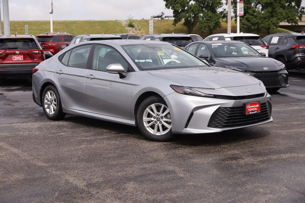 Toyota Camry Vehicle Full-screen Gallery Image 2