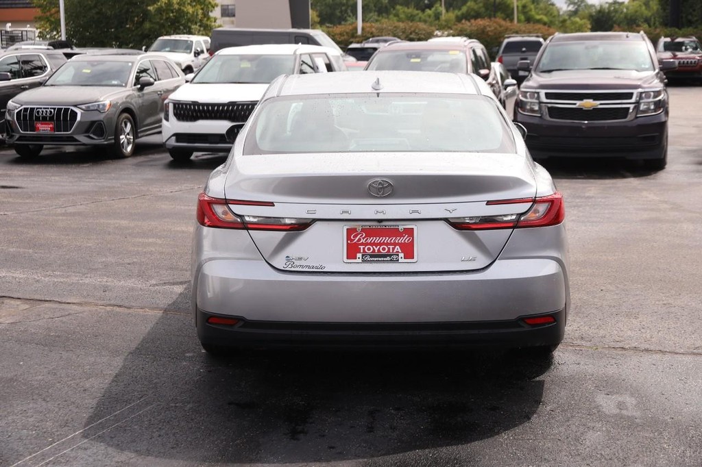 Toyota Camry Vehicle Full-screen Gallery Image 6