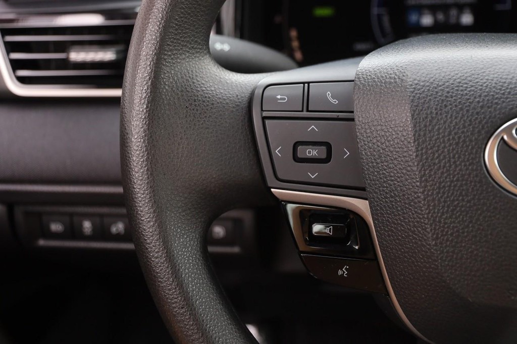 Toyota Camry Vehicle Full-screen Gallery Image 11