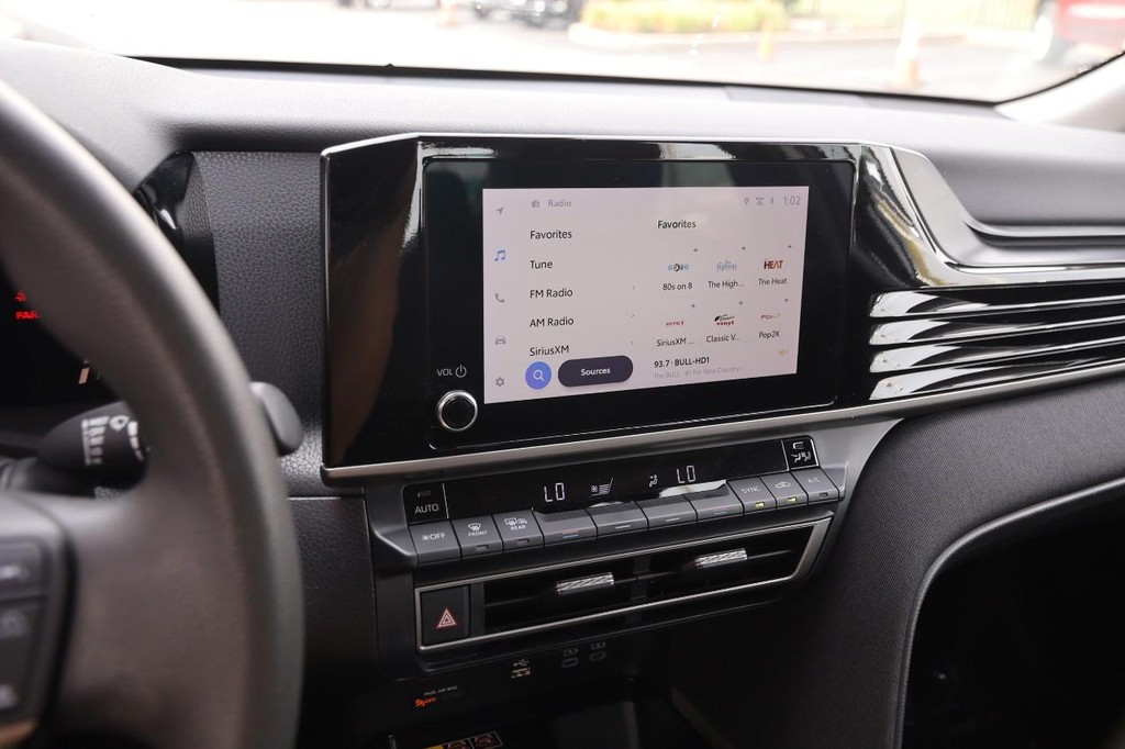Toyota Camry Vehicle Full-screen Gallery Image 15