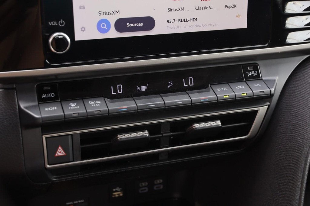 Toyota Camry Vehicle Full-screen Gallery Image 18