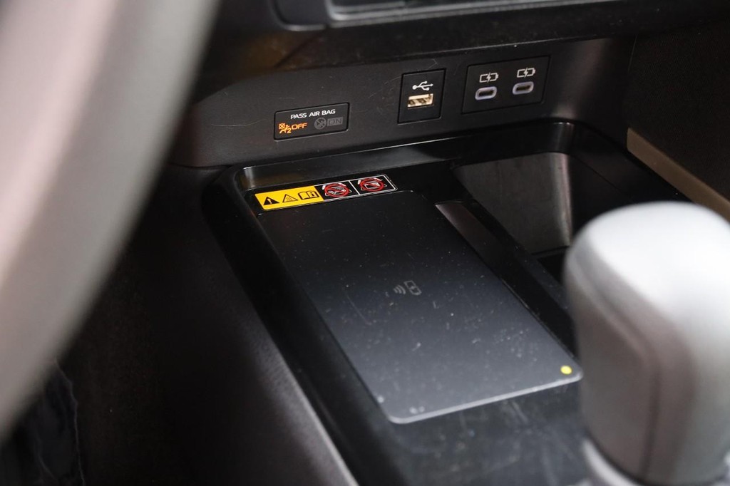 Toyota Camry Vehicle Full-screen Gallery Image 19
