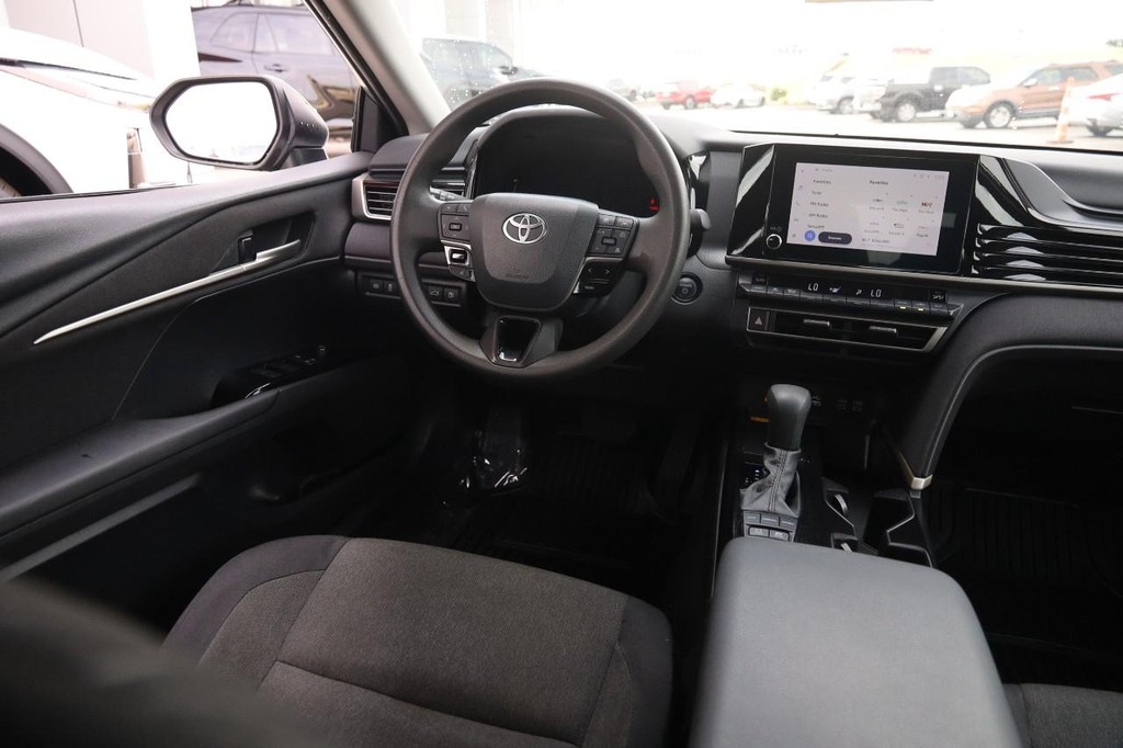 Toyota Camry Vehicle Full-screen Gallery Image 23