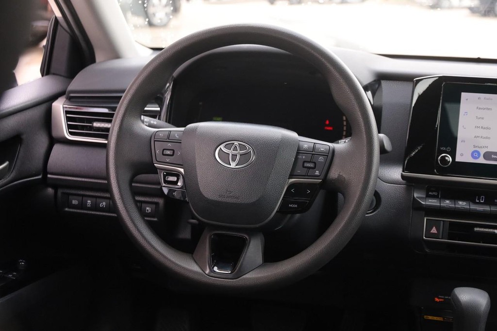 Toyota Camry Vehicle Full-screen Gallery Image 24