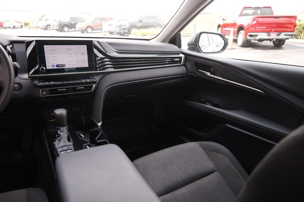 Toyota Camry Vehicle Full-screen Gallery Image 26
