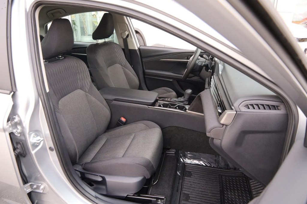 Toyota Camry Vehicle Full-screen Gallery Image 27