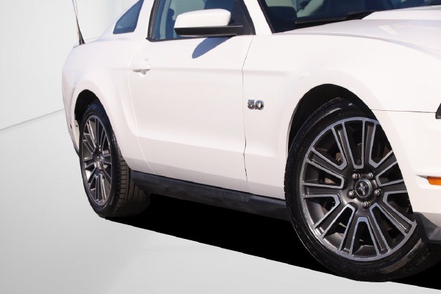 Ford Mustang Vehicle Full-screen Gallery Image 3