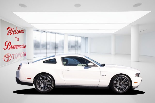 Ford Mustang Vehicle Full-screen Gallery Image 5