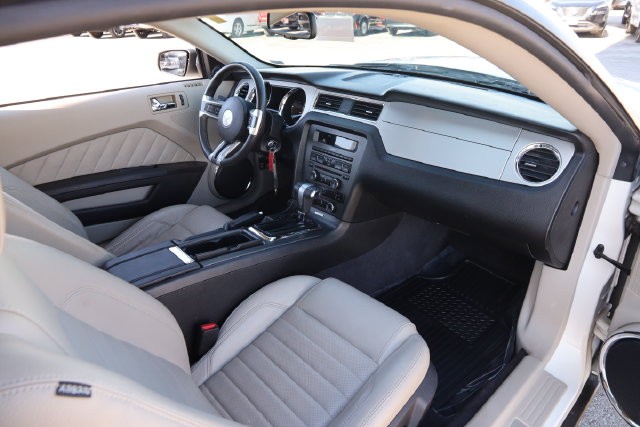 Ford Mustang Vehicle Full-screen Gallery Image 24