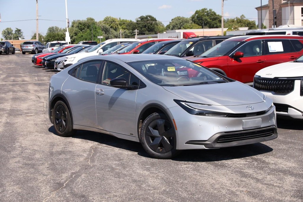 Toyota Prius Vehicle Full-screen Gallery Image 2