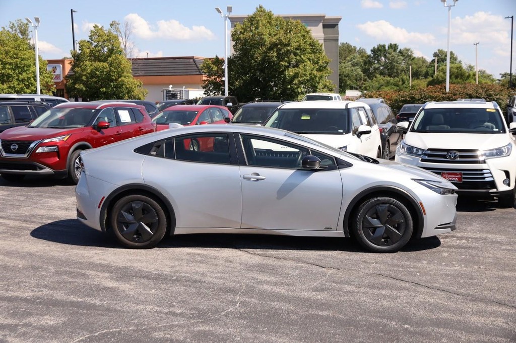Toyota Prius Vehicle Full-screen Gallery Image 5