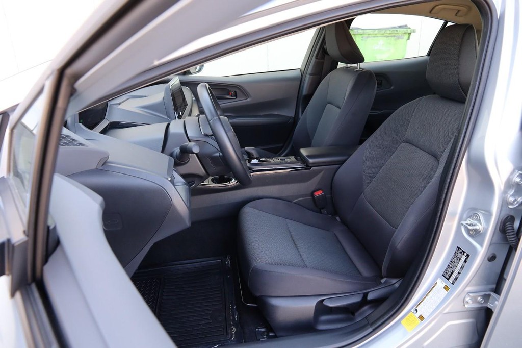 Toyota Prius Vehicle Full-screen Gallery Image 8