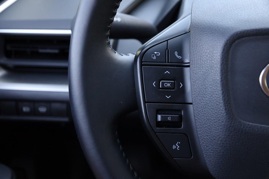 Toyota Prius Vehicle Full-screen Gallery Image 11