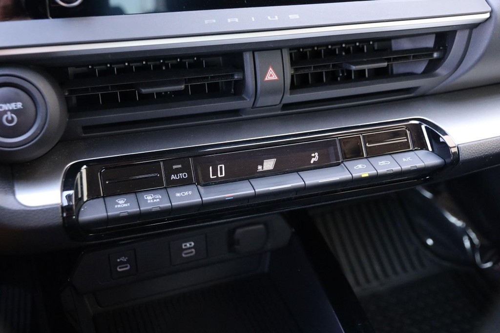 Toyota Prius Vehicle Full-screen Gallery Image 17