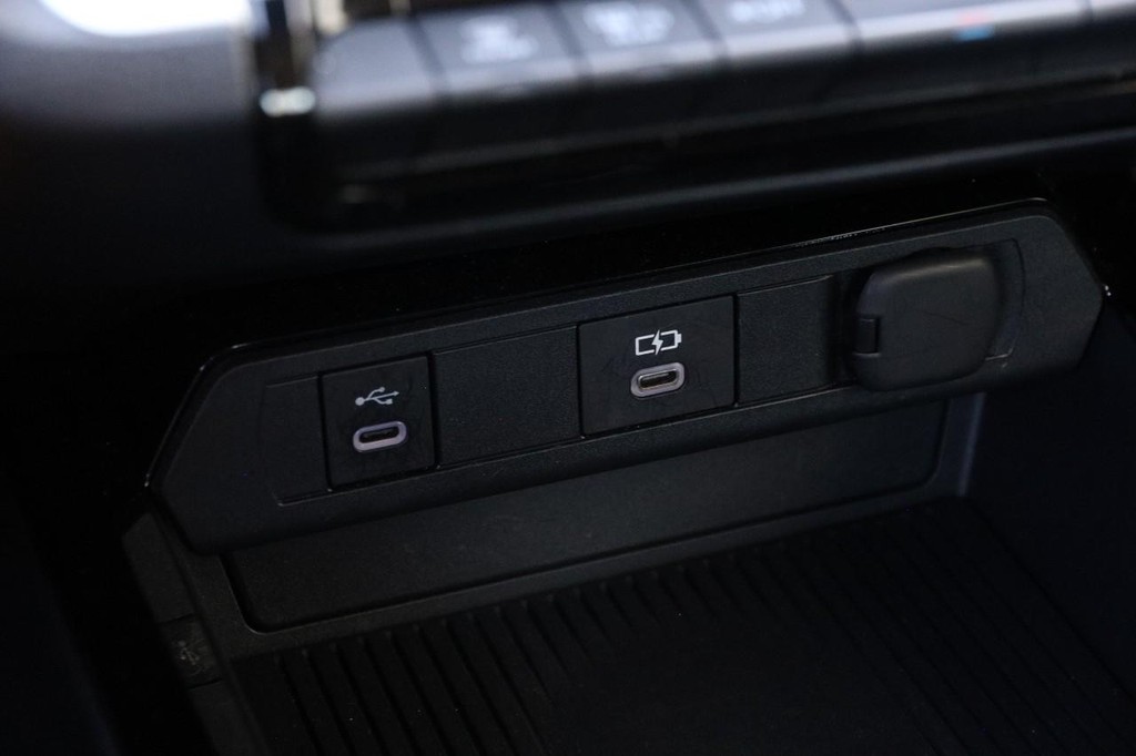 Toyota Prius Vehicle Full-screen Gallery Image 18