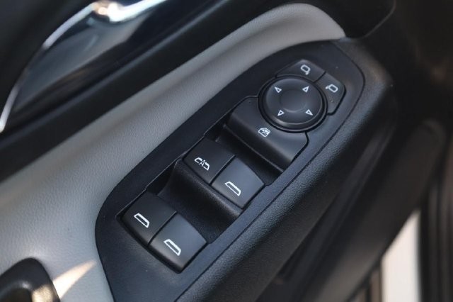 Chevrolet Equinox Vehicle Full-screen Gallery Image 10