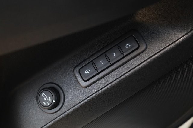 Chevrolet Equinox Vehicle Full-screen Gallery Image 11