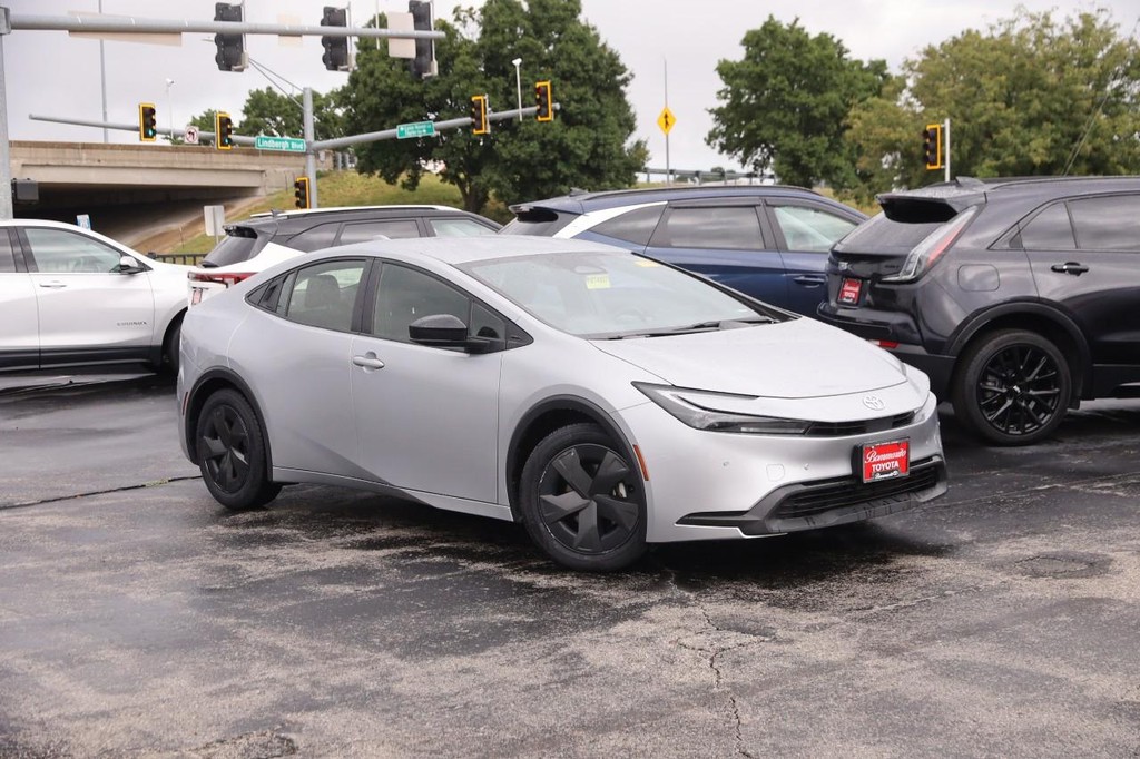 Toyota Prius Vehicle Full-screen Gallery Image 2