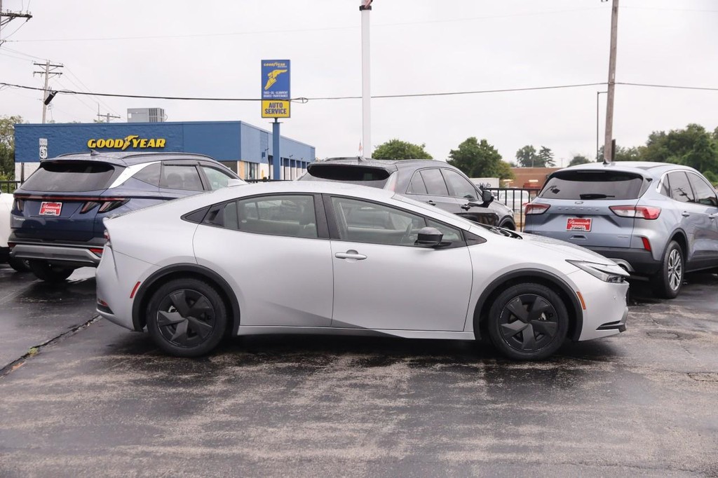 Toyota Prius Vehicle Full-screen Gallery Image 5