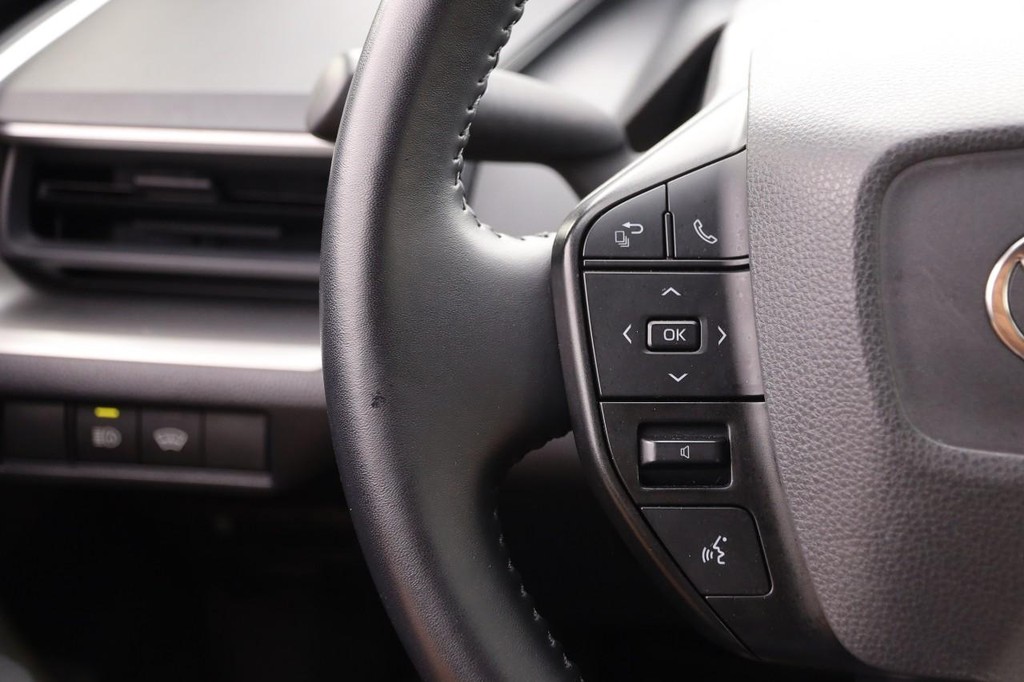 Toyota Prius Vehicle Full-screen Gallery Image 11