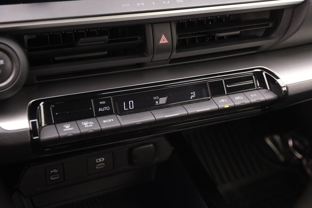Toyota Prius Vehicle Full-screen Gallery Image 17