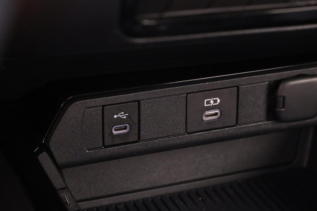 Toyota Prius Vehicle Full-screen Gallery Image 18