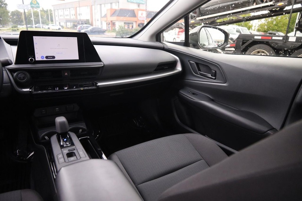 Toyota Prius Vehicle Full-screen Gallery Image 25