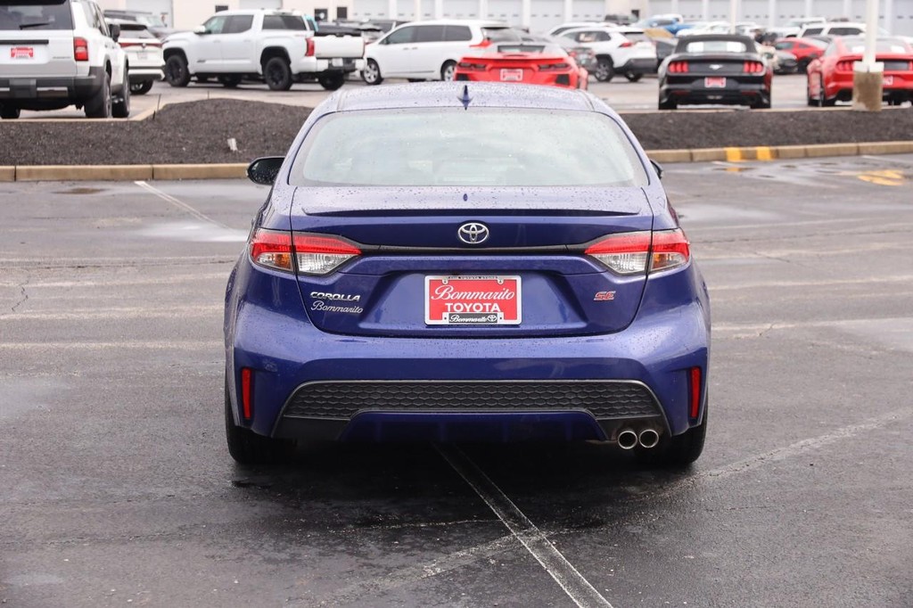 Toyota Corolla Vehicle Full-screen Gallery Image 6