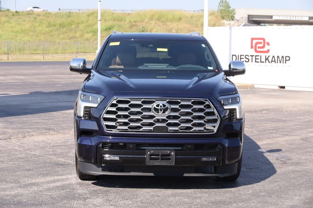 Toyota Sequoia Vehicle Full-screen Gallery Image 4