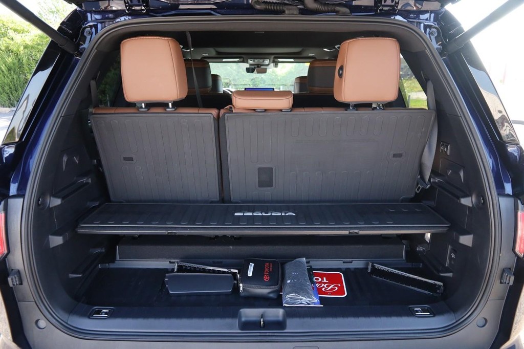 Toyota Sequoia Vehicle Full-screen Gallery Image 7