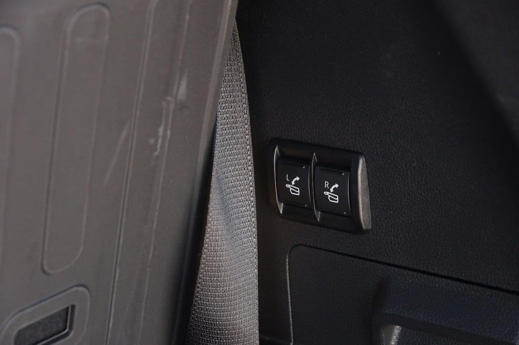 Toyota Sequoia Vehicle Full-screen Gallery Image 8