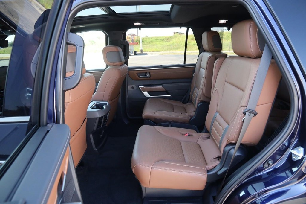 Toyota Sequoia Vehicle Full-screen Gallery Image 11
