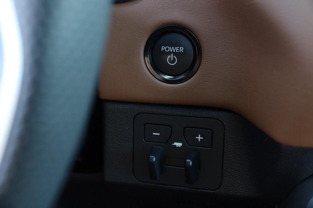 Toyota Sequoia Vehicle Full-screen Gallery Image 17