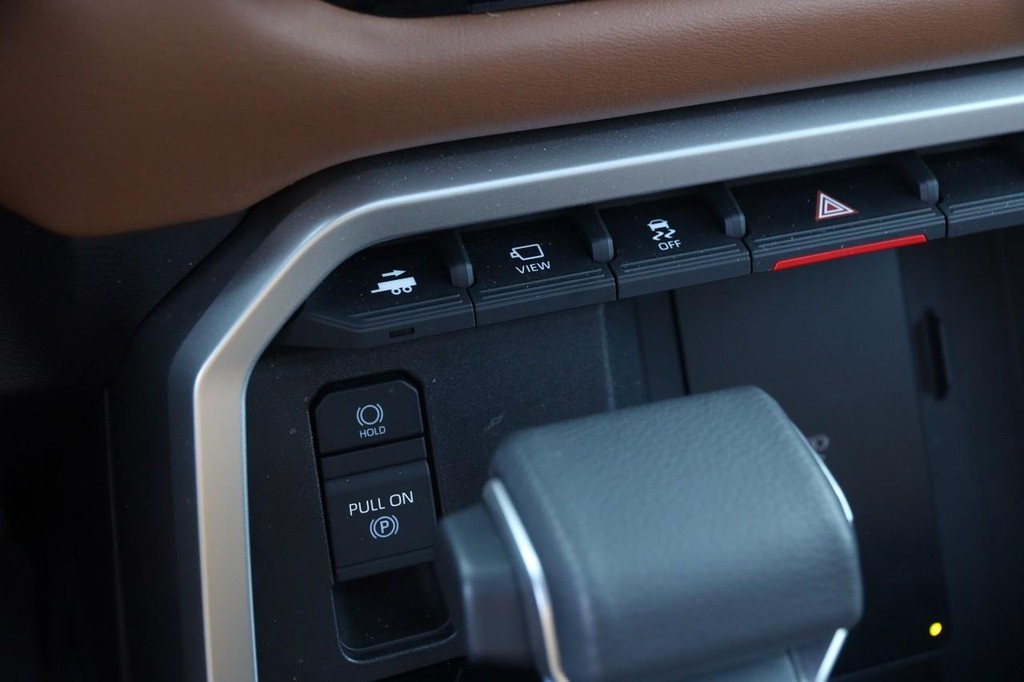 Toyota Sequoia Vehicle Full-screen Gallery Image 22