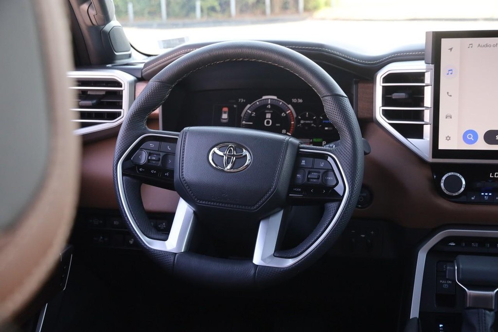 Toyota Sequoia Vehicle Full-screen Gallery Image 28