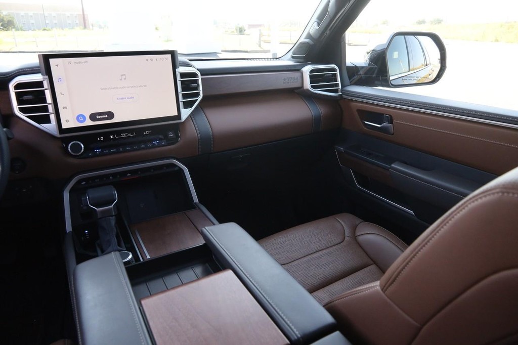 Toyota Sequoia Vehicle Full-screen Gallery Image 30