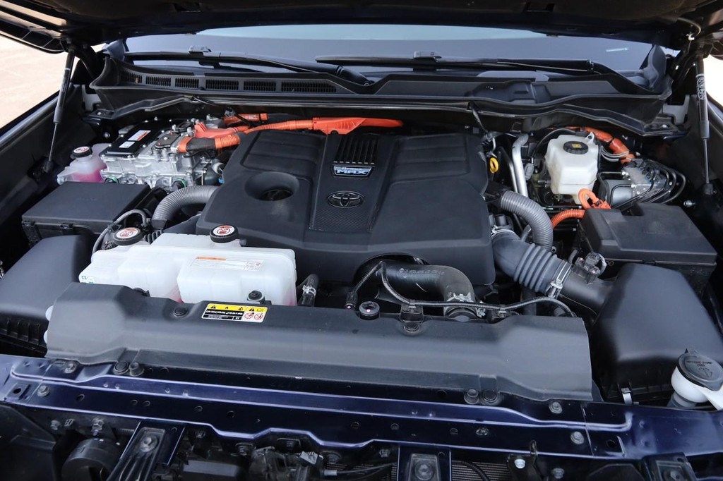 Toyota Sequoia Vehicle Full-screen Gallery Image 32