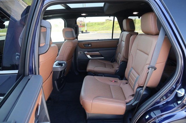 Toyota Sequoia Vehicle Image 11